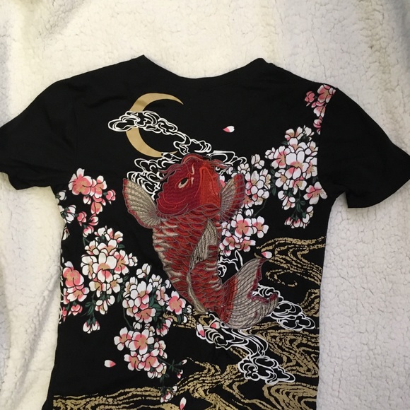 Women’s size S embroidered koi t-shirt - Picture 2 of 2